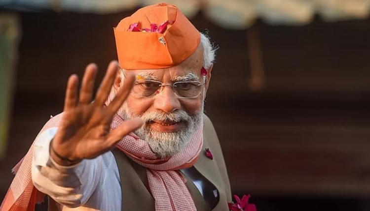 मुंबई पुलिस ने गुरुवार को एक 35 वर्षीय व्यक्ति को गिरफ्तार किया जो कि खुद को सेना की गार्ड्स रेजिमेंट का सिपाही बताकर उच्च सुरक्षा