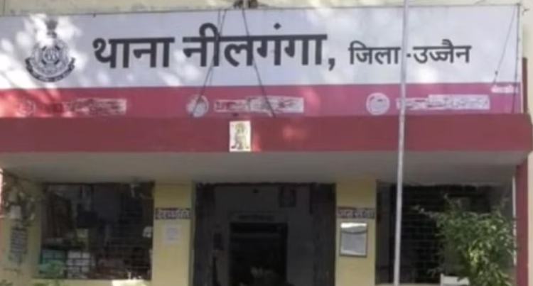 टाइटन के शोरूम में ग्राहक बनकर पहुंचे चोर, सीसीटीवी में घड़ियां और हेडफोन चोरी करते दिखे