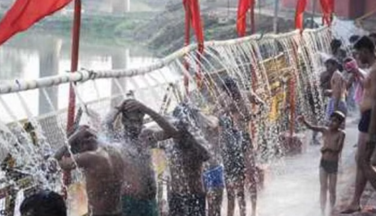 उज्जैन में अलसुबह से शुरू हुआ फव्वारा स्नान, रात में ही घाटों पर पहुंच गए श्रद्धालु