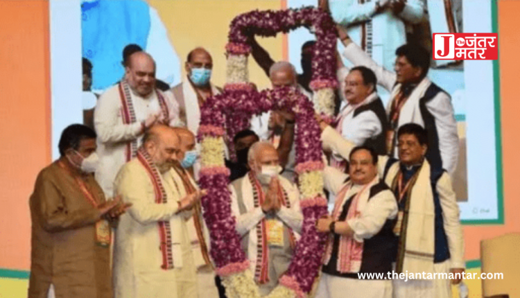 मोदी की हैट्रिक के लिए यूपी में पिछड़े को आगे करेगी बीजेपी, राष्ट्रीय कार्यकारिणी में कवायद