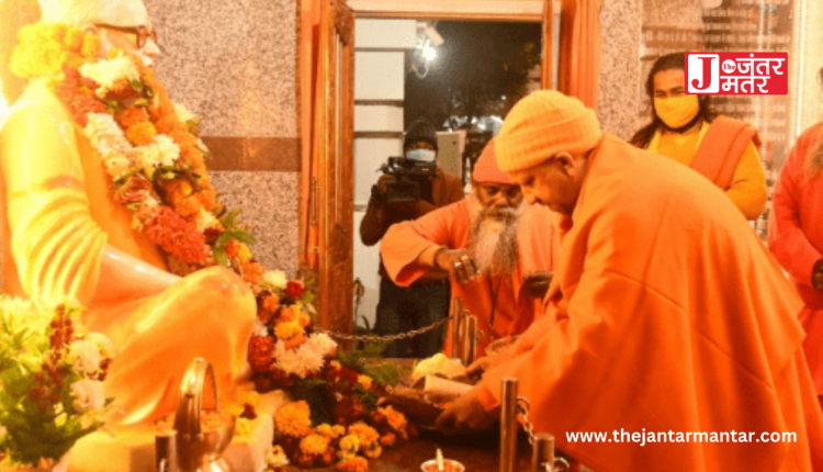 बाबा गोरखनाथ को आस्था की खिचड़ी का भोग लगा रहे श्रद्धालु, सबसे पहले गोरक्षपीठाधीश्वर ने की पूजा