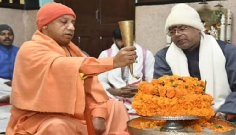 सीएम योगी ने गोरखनाथ मंदिर में किया रुद्राभिषेक, विश्व कल्याण की कामना की