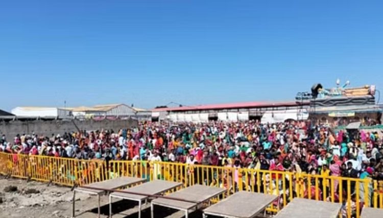 कुबेरेश्वर धाम : कुबेरेश्वर धाम में रूद्राक्ष वितरण रोका गया, बेकाबू भीड़ को देखते हुए लिया निर्णय