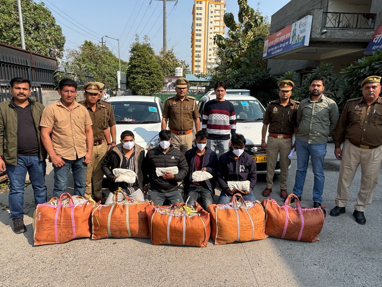 नोएडा गांजा तस्कर गिरफ्तार